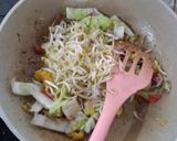 Foto langkah ke 3 dari resep Kwetiau Goreng Ala Solaria dengan Topping Daging Rendang.