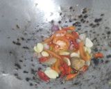 Foto langkah ke 3 dari resep Tumis bunga pepaya.