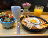 Foto del paso 5 de la receta: Chilaquiles rojos con huevo para mamá