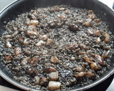 Foto del paso 8 de la receta: Arroz negro con mariscos
