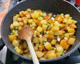 Une image de l'étape 9 de Pommes de terre sautées aux oignons nouveaux.