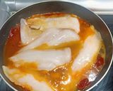 Foto del paso 3 de la receta: Filetes de merluza con pimientos de piquillo y ajos confitados