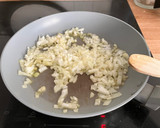 Foto del paso 2 de la receta: Tortilla de espárragos trigueros con gambas