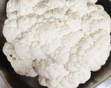 A picture of step 1 of Fulkobichi Rassa Bhaji (cauliflower curry).