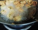 A picture of step 5 of Methi Pakoda Kadhi.