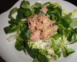 Foto del paso 3 de la receta: Ensalada de canónigos y escarola con atún
