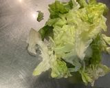 Une image de l'étape 3 de Salade composée au concombre, tomates, feuille de chêne et oignon rouge.