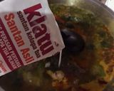 Foto langkah ke 3 dari resep Sayur Singkong feat Ikan Asin Tulang Jambal Roti.