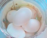Hình bước làm 4 của món Trứng vịt lòng đào ngâm trà đen