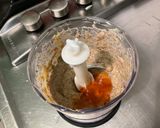 Une image de l'étape 6 de Sauce salade épicée à l'oignon rouge et persil.