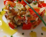 Foto del passaggio 6 della ricetta Tartare di pomodorini cipolle e datteri
