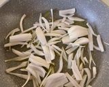 Foto del paso 1 de la receta: Tostadas al horno con cebolla fresca y mahonesa