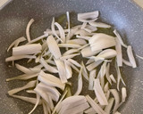 Foto del paso 1 de la receta: Tostadas al horno con cebolla fresca y mahonesa