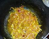 A picture of step 2 of Stir fried rice with minced meat and sunny side up egg.