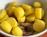 Une image de l'étape 3 de Salade de hareng fumé, pommes de terre et coriandre.