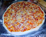 Foto del paso 27 de la receta: Pizza casera con borde de queso (de jamón) - no más masa pegada✋