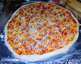 Foto del paso 27 de la receta: Pizza casera con borde de queso (de jamón) - no más masa pegada✋