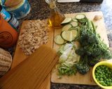 Foto del paso 1 de la receta: Plato de pasta integral con pan y verduras