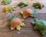 Foto del passaggio 5 della ricetta Ravioli colorati, ricotta e prezzemolo saltati burro e salvia, e tagliatelle tricolore al pomodoro