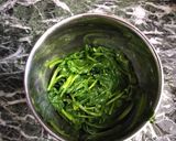 A picture of step 2 of Lasooni palak.