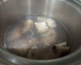 Hình bước làm 1 của món Móng giò hầm ngũ quả