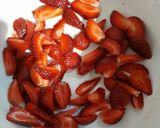 Foto langkah ke 2 dari resep Korean Fresh Strawberry Milk.