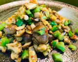 Hình bước làm 3 của món Nấm thuỷ tiên xào sả ớt
