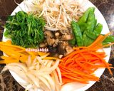 Hình bước làm 1 của món Salad Mì Gà 🥗