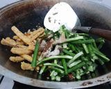Foto langkah ke 3 dari resep Oseng Tempe Kacang Panjang Bumbu Kecap Bawang Putih.