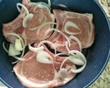 Foto del paso 3 de la receta: Chuletas de cerdo en salsa de pasilla