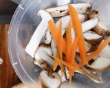 Hình bước làm 1 của món Gà hầm củ sen, cà rốt