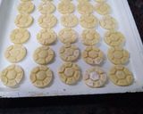 Foto del paso 3 de la receta: Pelotitas de futbol en galletitas pintadas