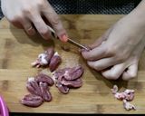 Фото кроку 1 до Куриные сердечки с луком на сковороде.