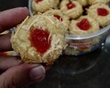 Foto langkah ke 8 dari resep Strawberry Thumbprint.