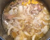 Hình bước làm 2 của món Cánh gà nấu canh ngô nấm