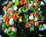 A picture of step 2 of Rava Uttapam chicken pizza.