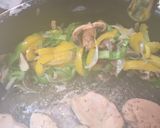 Foto del paso 2 de la receta: Pechuga pollo sobre cama de pimientos, cebolla y champiñones