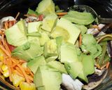 Foto del paso 10 de la receta: Ensalada multicolor con choclo, palta, hongos, etc