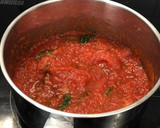 Foto del paso 3 de la receta: Batch cooking: tallarines con salsa casera de tomate, bolognesa con aceitunas y albahaca fresca