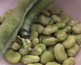 A picture of step 1 of Garlicky Broad Beans, Asparagus & Rice.