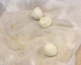 A picture of step 1 of Fried mozzarella balls.