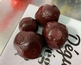 Une image de l'étape 3 de Salade de betteraves rouges aux deux tomates, oignon rouge et mozzarella.
