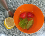 Foto del paso 1 de la receta: 🍹Limonada de frutilla con jengibre y menta 🍓🍋🍃