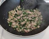 Foto langkah ke 2 dari resep Baked Egg Bacon and Spinach.