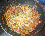 Foto del paso 3 de la receta: Salteado de pasta con mortadela y verduras