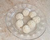 A picture of step 3 of Egg Chicken balls.