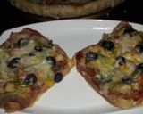 A picture of step 7 of Chicken Tikka pizza and tikka Bread Pizza jo mainy,1st,tym bnata tha.