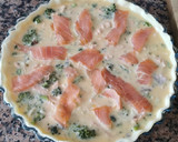 Foto del paso 3 de la receta: Quiche de brócoli, salmón y cebolla caramelizada