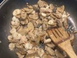 Spaguettis con champiñones, gambas y atún