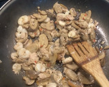 Foto del paso 3 de la receta: Spaguettis con champiñones, gambas y atún